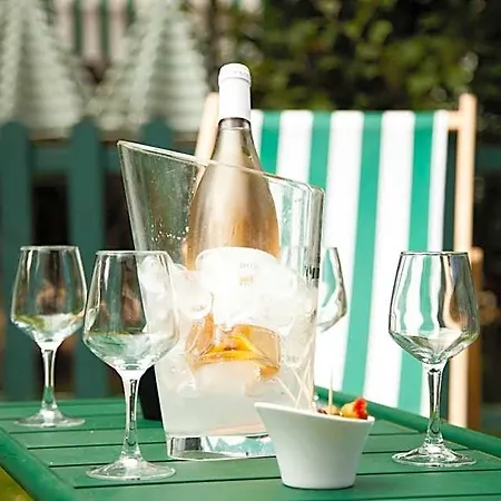 Le Fruit Defendu Bed & Breakfast 3*