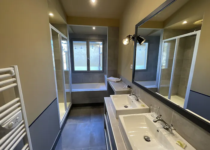 Alojamento de Acomodação e Pequeno-almoço Le Fruit Defendu 3*